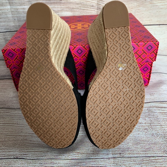 👠 Tory Burch Bailey 110 MM Wedge Mule Kid …
